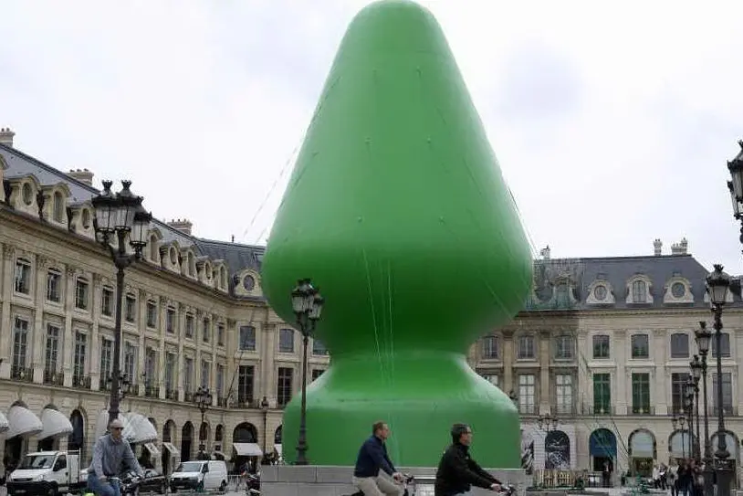 L'opera di Paul McCarthy in place Vendome a Parigi