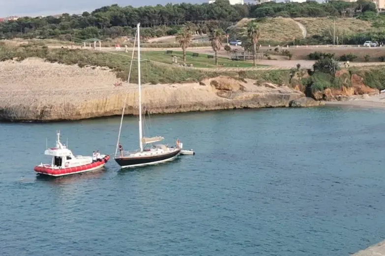La barca raggiunta dalla Guardia costiera a Balai (foto Pala)