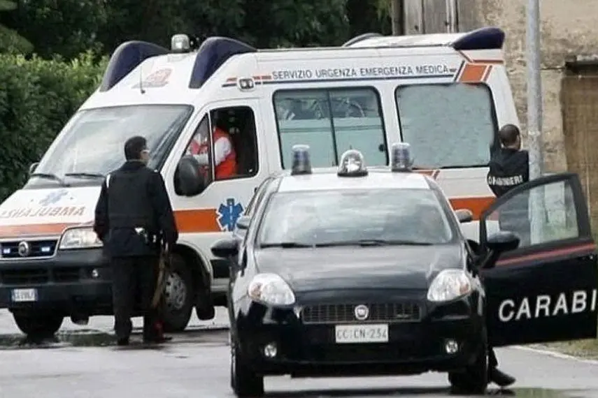 Ambulanza e carabinieri sul luogo di un incidente