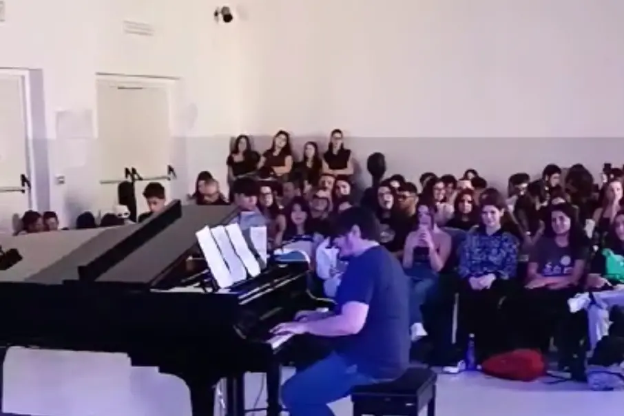Un momento dell'incontro al Liceo Azuni (foto concessa)
