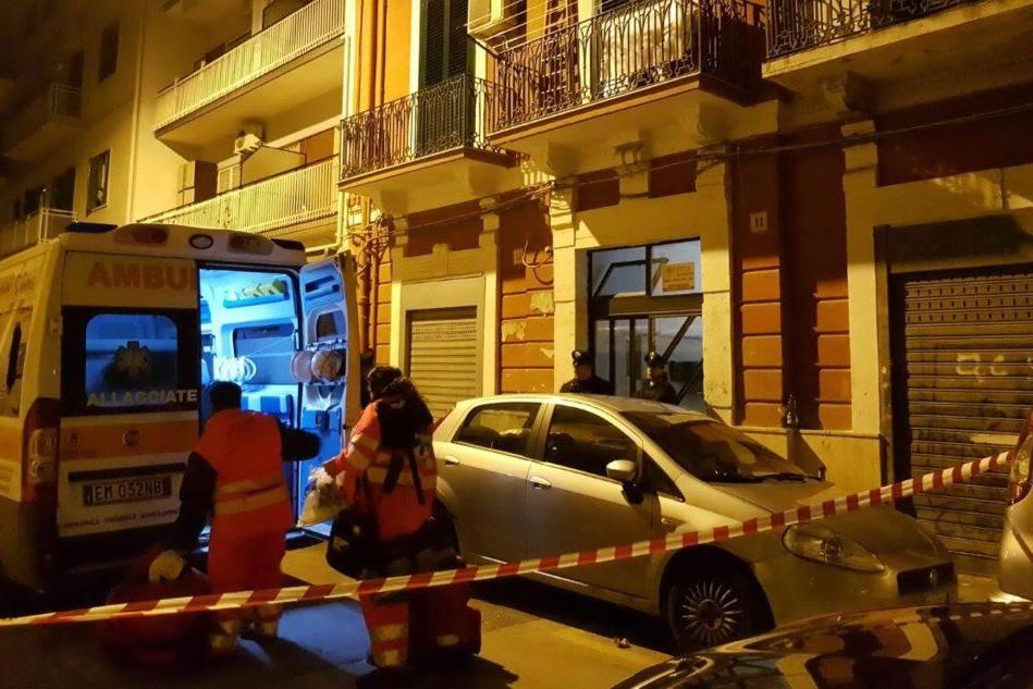 Agguato tra i passanti a Bari: sparano e feriscono un 28enne