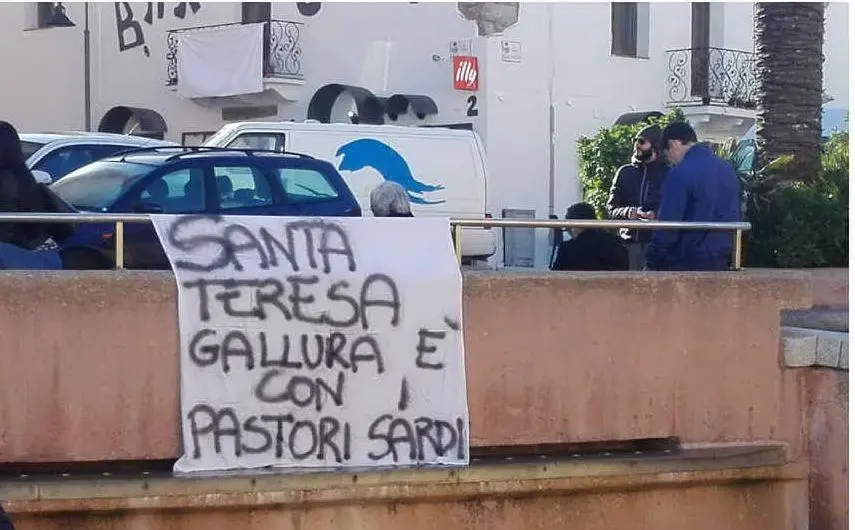 Una manifestazione si è tenuta anche a Santa Teresa Gallura