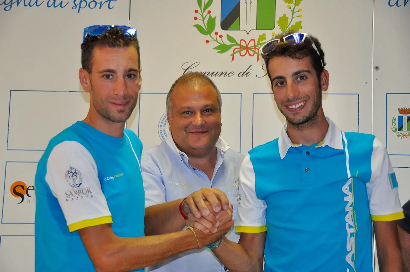 Da sinistra, Vincenzo Nibali, il ds Astana Paolo Slongo, e Fabio Aru  a Sestriere nel 2015 (foto c.a.m.)