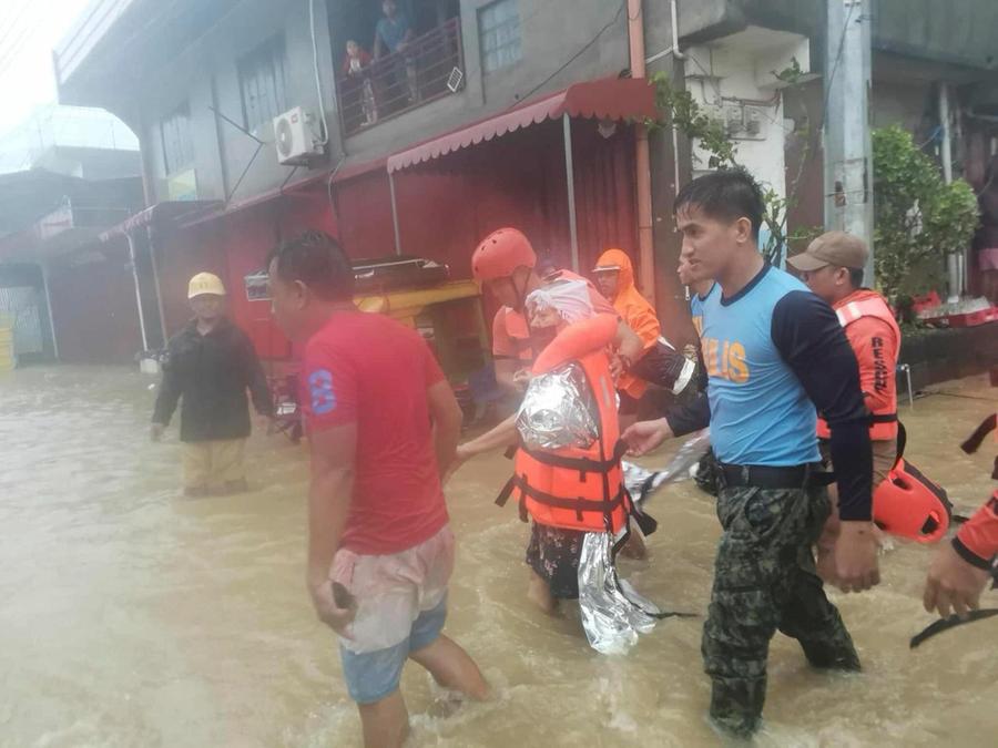 Il super tifone Fung-wong tocca terra nelle Filippine