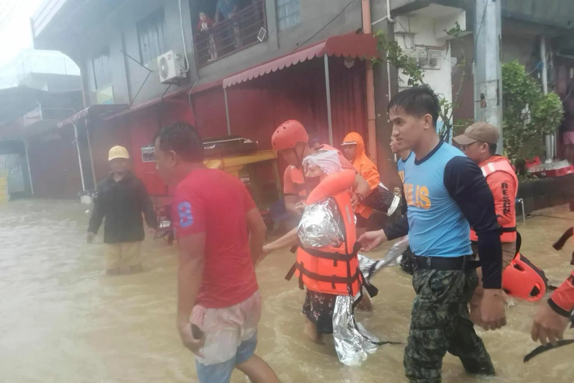 Operazioni di evacuazione nelle Filippine (Ansa)