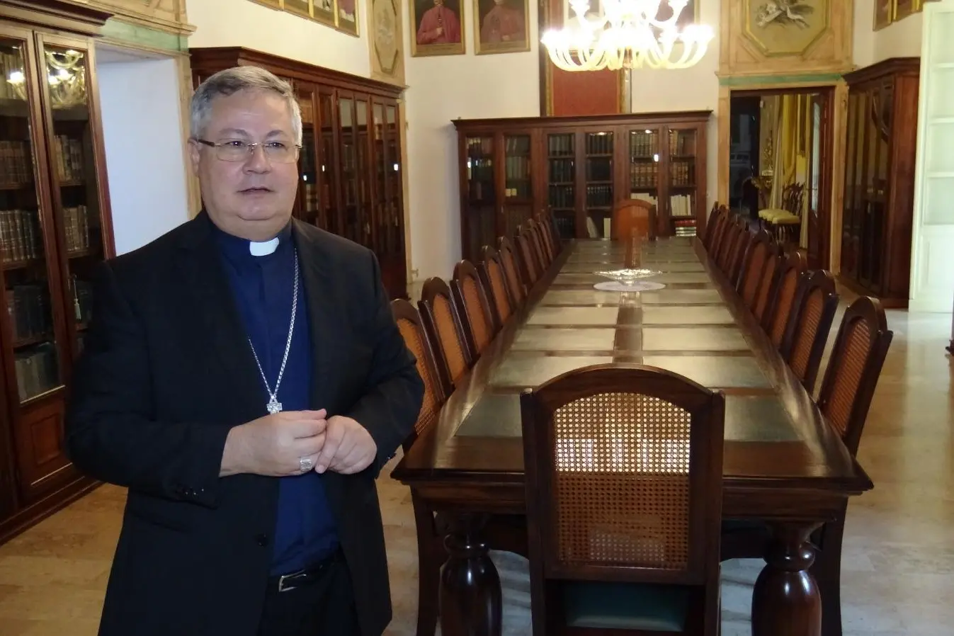 Il vescovo Roberto Carboni (Archivio L'Unione Sarda)