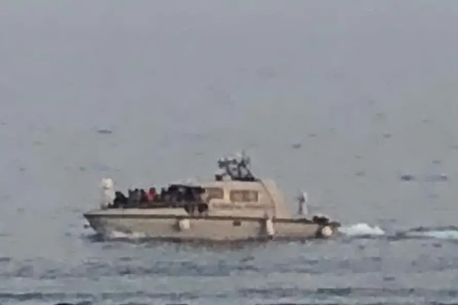 Un'imbarcazione con a bordo i migranti (Ansa)
