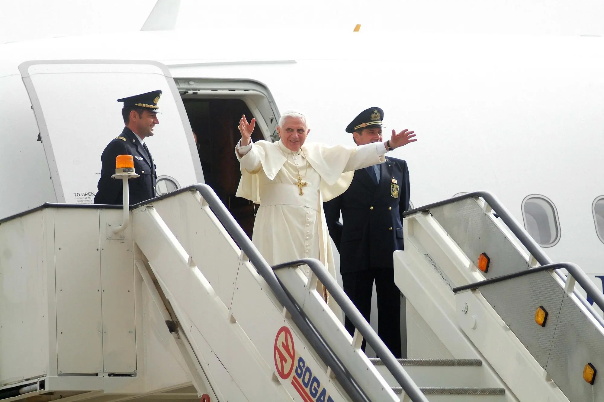 visita Papa Benedetto XVI a cagliari. aeroporto militare di elmas . foto nico belillo 07.09.08