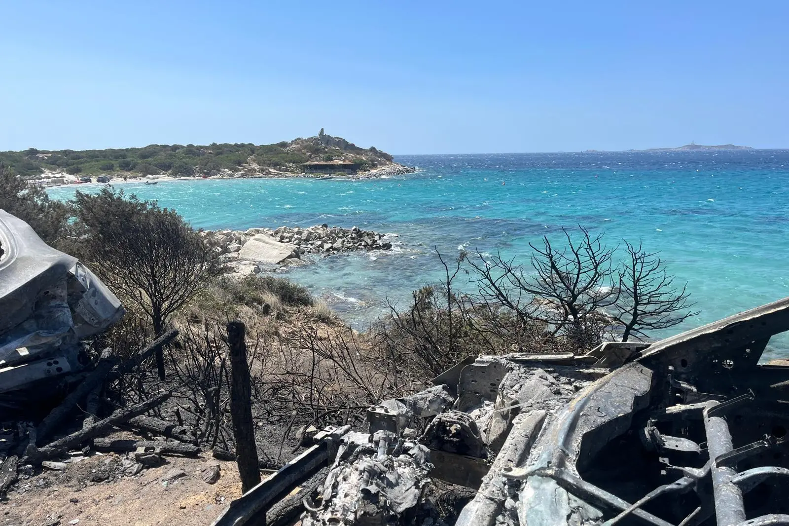L'incendio a Punta Molentis (foto L'Unione Sarda)