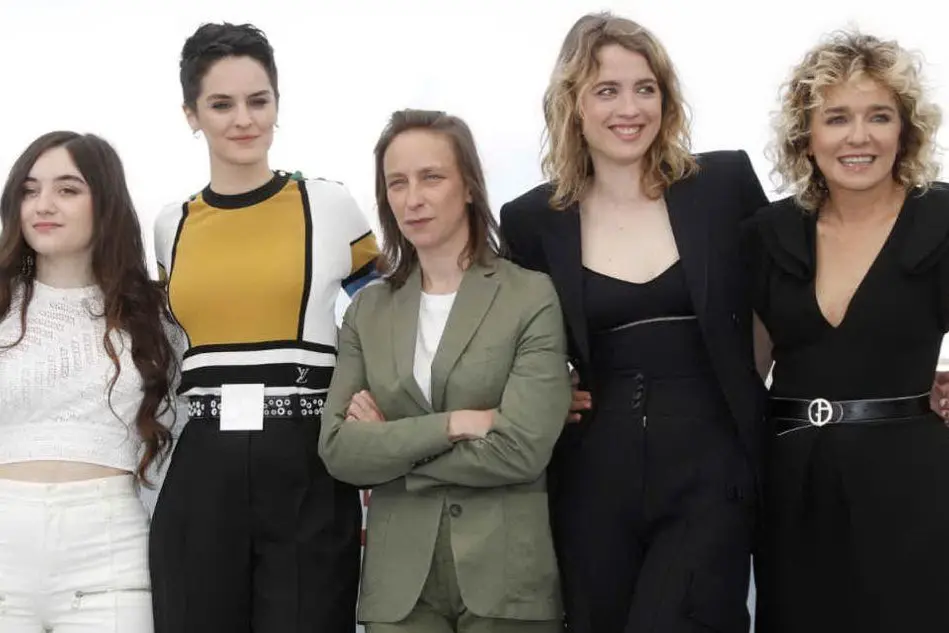 Céline Sciamma e le donne del suo cast a Cannes (Ansa)