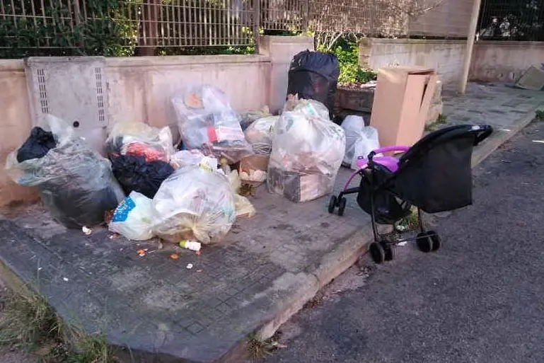 I rifiuti abbandonati in via Liguria (foto ufficio stampa)