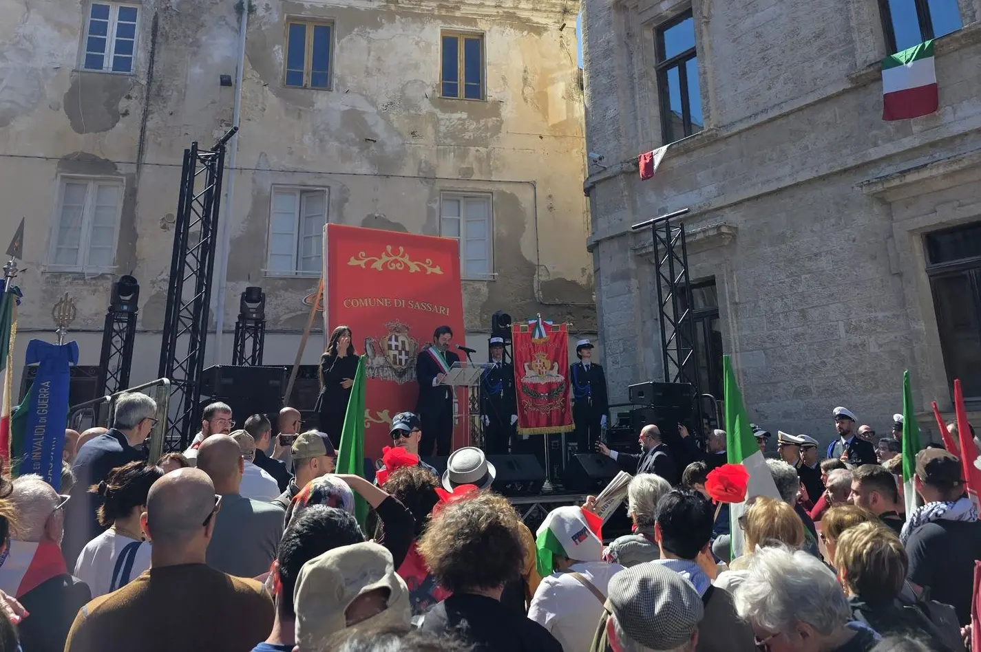 Celebrazioni per il 25 Aprile in piazza del Comune a Sassari (foto Emanuele Floris)