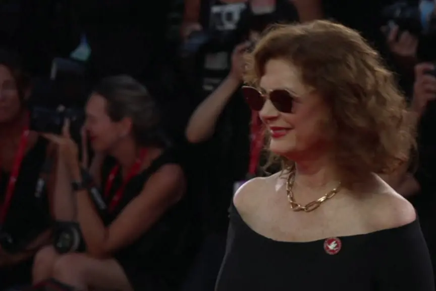 Venezia, Susan Sarandon sfila sul red carpet con una spilla per Gaza