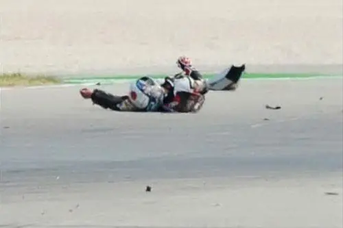 Il pilota giapponese dopo la caduta