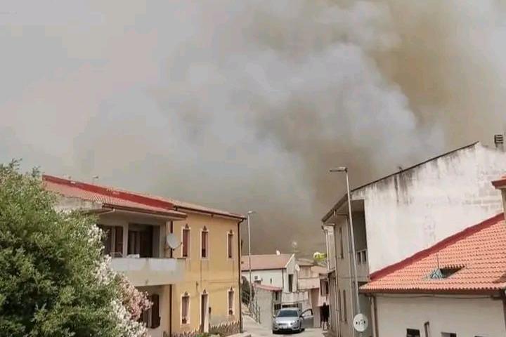 Brucia il Nord Sardegna, a Codrongianos case lambite dalle fiamme