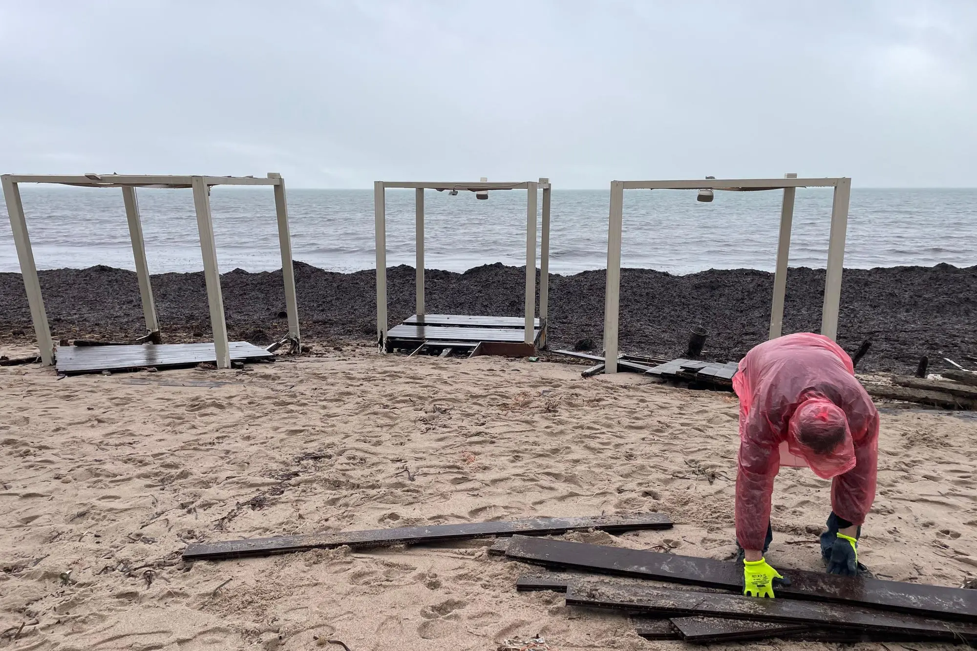 Un intervento di ripristino dopo il passaggio del ciclone (L'Unione Sarda)