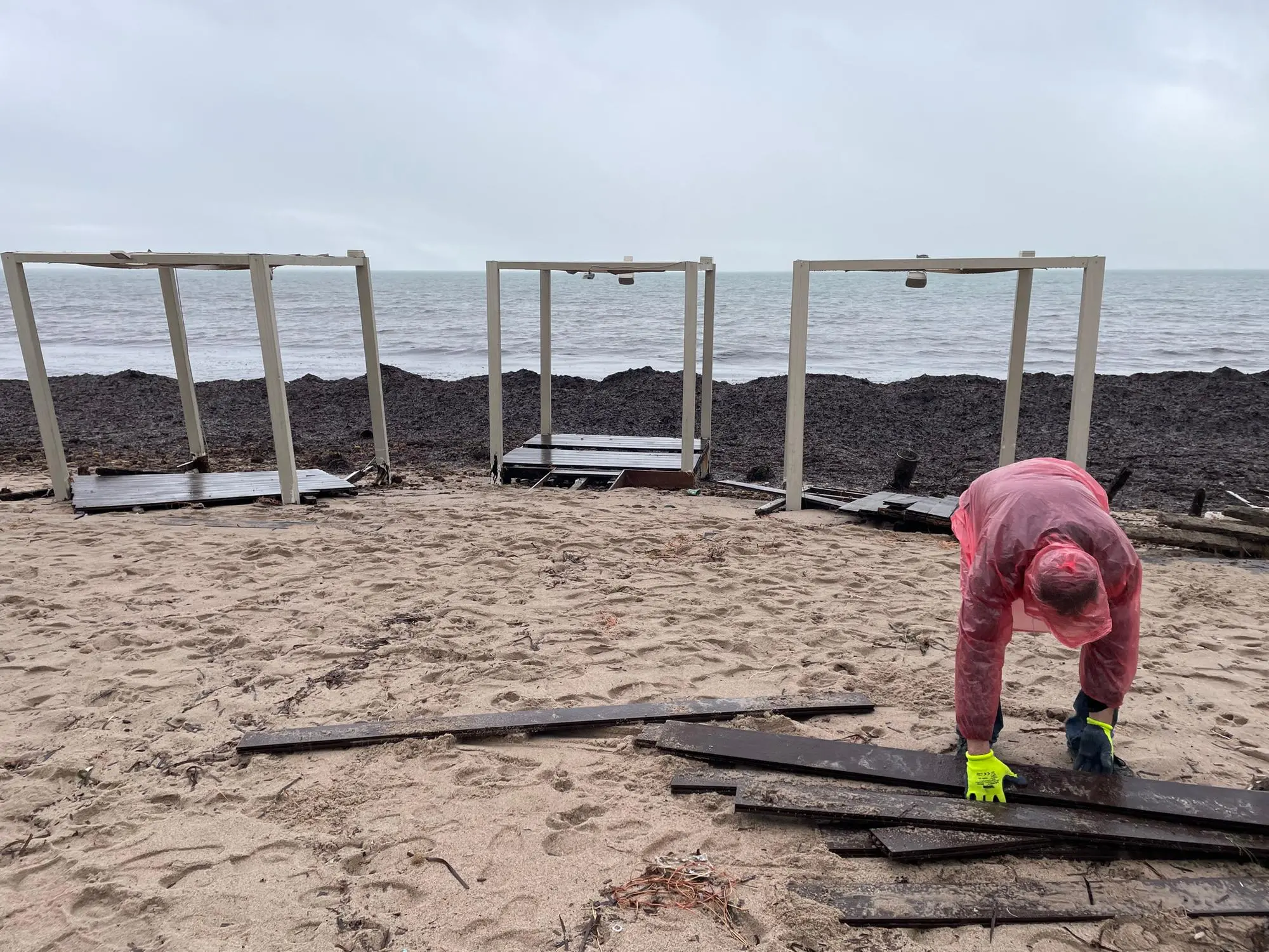 Un intervento di ripristino dopo il passaggio del ciclone (L'Unione Sarda)