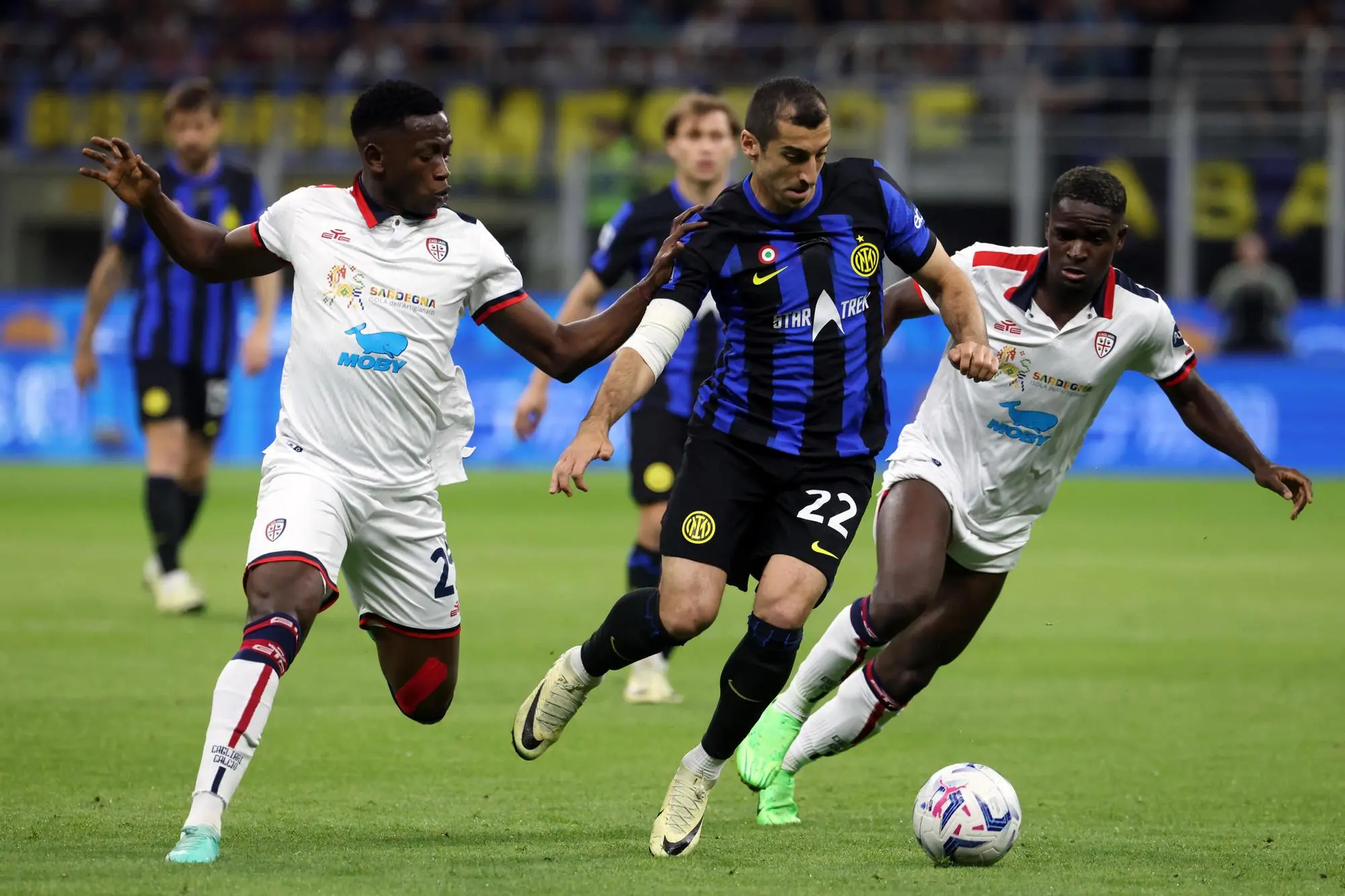 Inter Milan’s Henrih Mkhitaryan (C) challenges for the ball with Cagliari's Zito Luvumbo (R) ands teammate Ibrahim Sulemana during the Italian serie A soccer match between Fc Inter and Cagliari at Giuseppe Meazza stadium in Milan, 14 April 2024. ANSA / MATTEO BAZZI