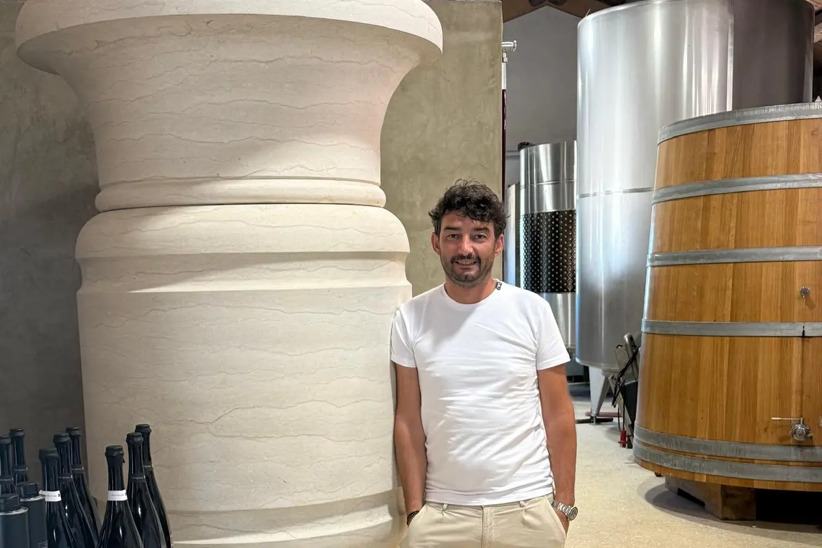 L'enologo Andrea Pala con una delle anfore in marmo