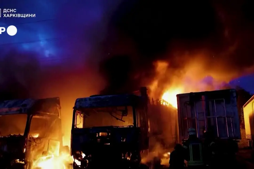 Ucraina, attacco russo nel Kharkiv: a fuoco abitazioni e camion