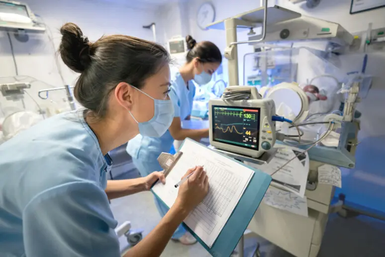 Un reparto di terapia intensiva pediatrica (foto Ansa)