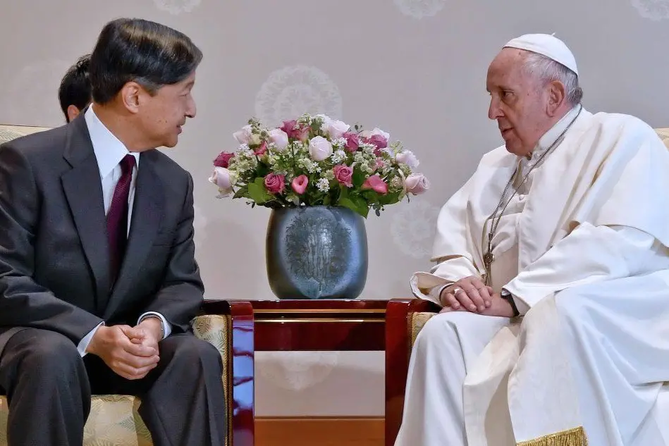 Papa Francesco durante l'incontro con l'imperatore giapponese Naruhito (Ansa - Fusco)