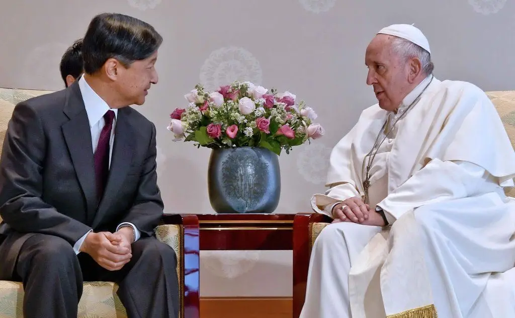 Papa Francesco durante l'incontro con l'imperatore giapponese Naruhito (Ansa - Fusco)