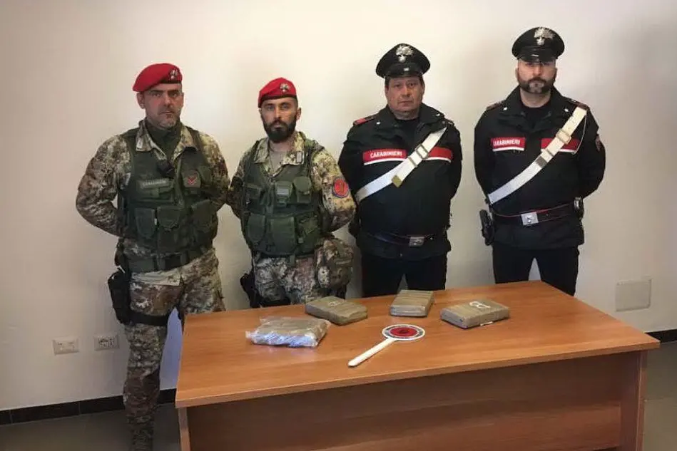 I carabinieri con la cocaina sequestrata