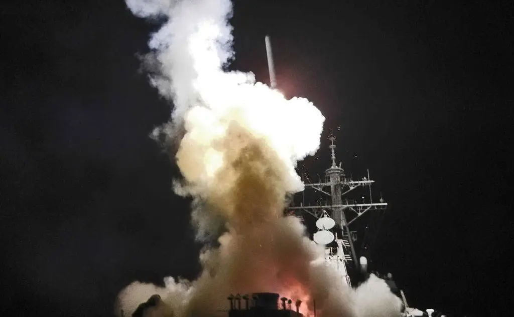 Il lancio di un missile Tomahawk verso la Libia
