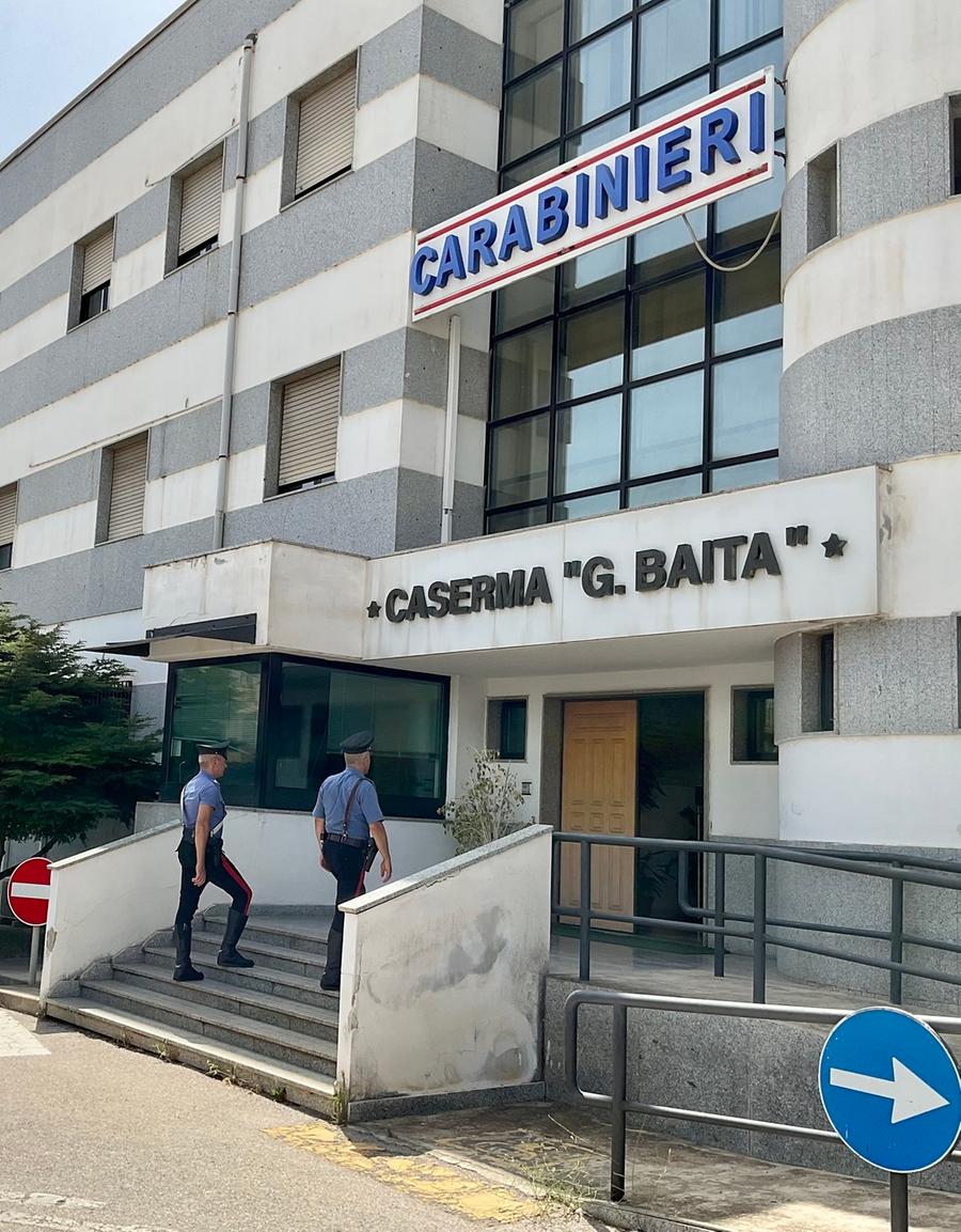 Segrega la moglie e le rasa la testa