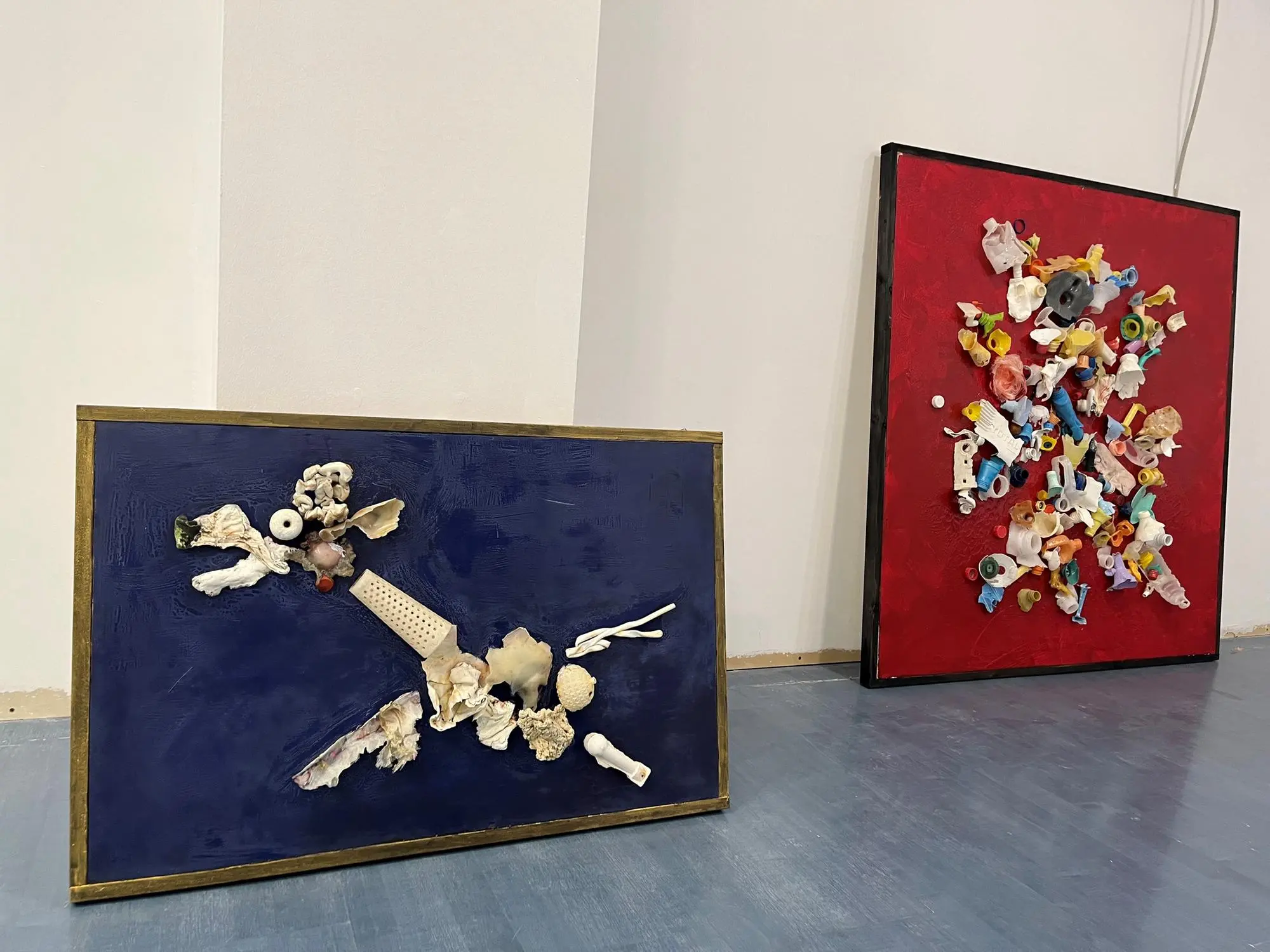 Alcune delle opere della mostra Plastica e Posidonia (foto V. Pinna)