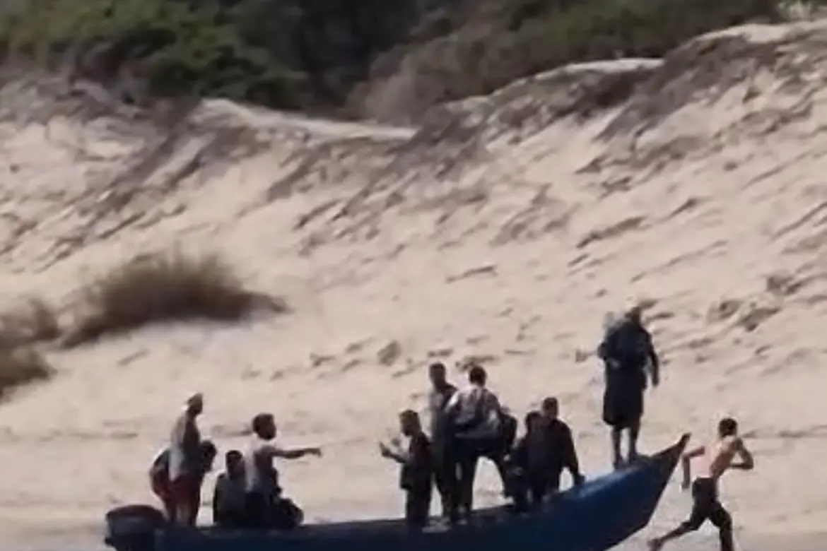 Uno sbarco in una spiaggia del Sulcis