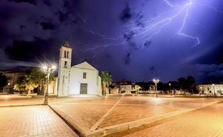 La Chiesa di Santa Greca (Decimomannu) sotto la tempesta di fulmini (foto Alessandro Scalas)