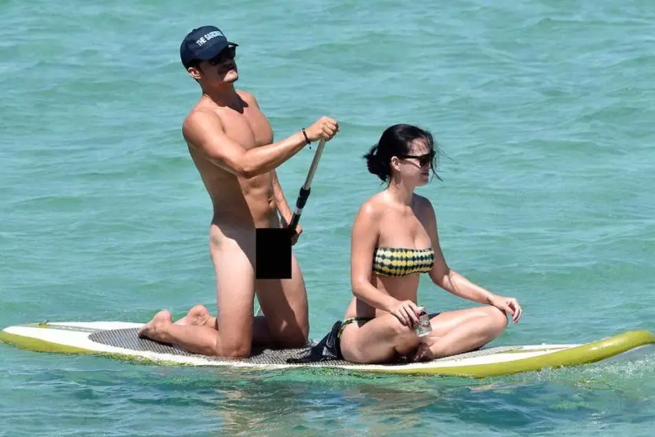 Orlando Bloom in versione nude look con la fidanzata Katy Perry nelle foto del Daily News