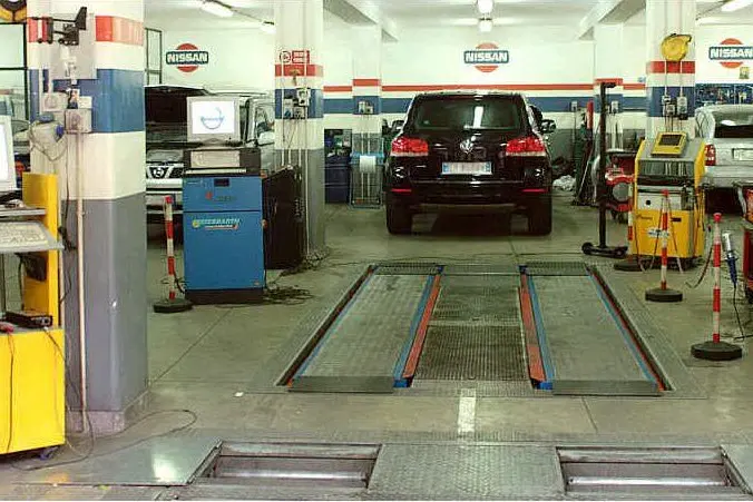 Un'officina che effettua revisioni