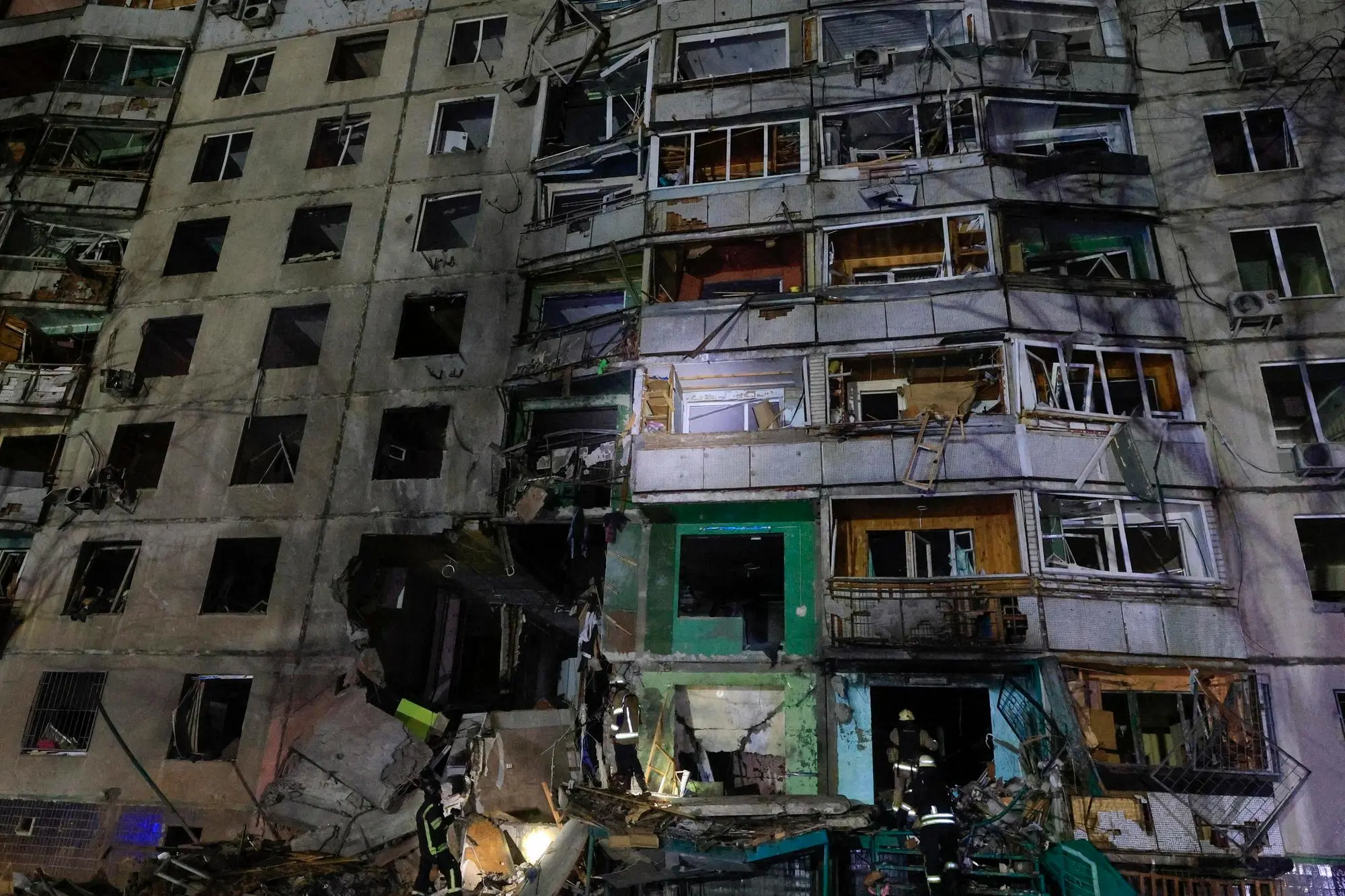 epa11709412 Rescuers work at the site of a glide bomb attack on a residential building in Kharkiv, Ukraine, 08 November 2024, amid the Russian invasion. At least 25 people were injured in Kharkiv alone, including a baby, as missiles, drones and anti-aircraft missiles were launched against Odesa, the Kharkiv region and the Kyiv region overnight, according to the State Emergency Service of Ukraine (SESU). EPA/SERGEY KOZLOV