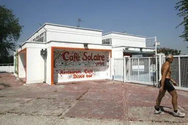 Il Café Solaire, uno dei locali messi sotto sequestro