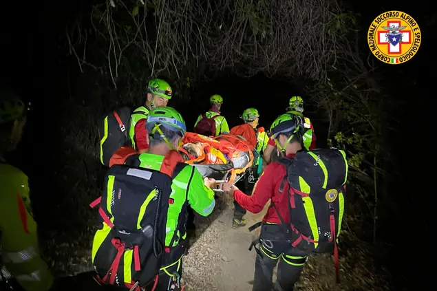 I soccorritori trasportano il ferito (foto Soccorso alpino e speleologico)