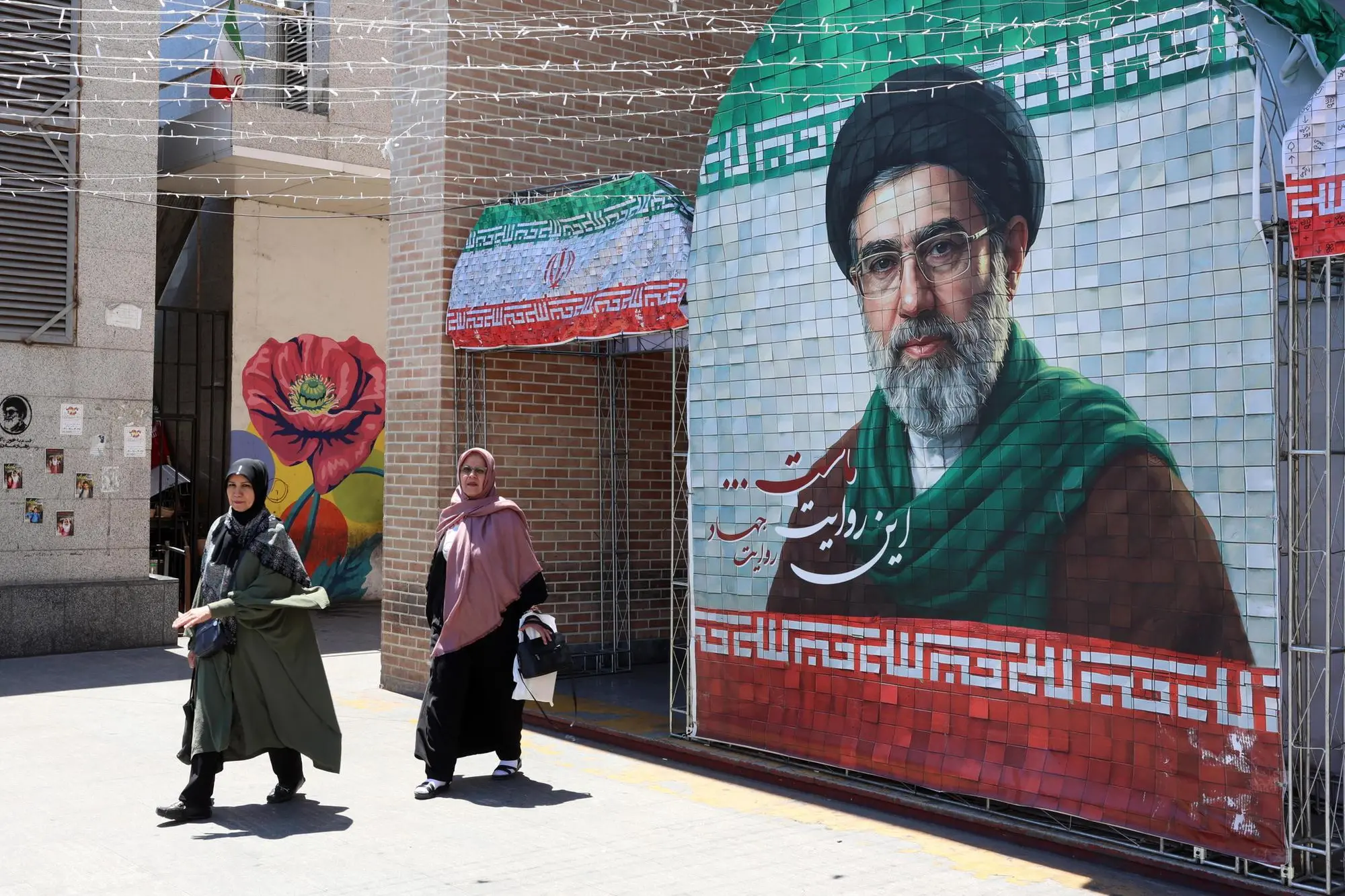 Una strada di Teheran (Ansa-Epa)