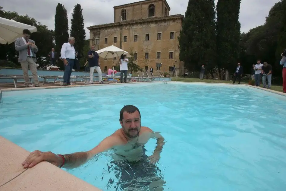 Bagno in piscina per Salvini (nella tenuta confiscata alla mafia)