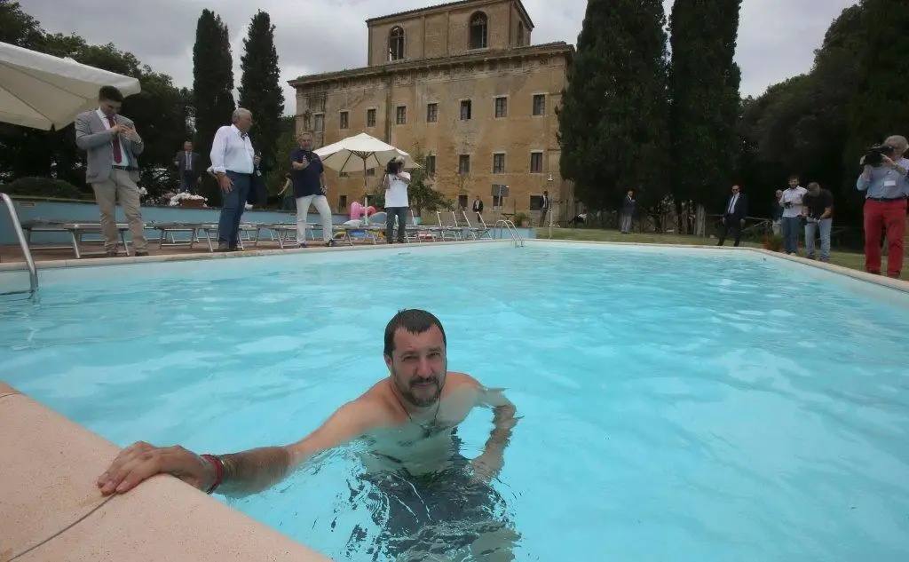 Bagno in piscina per Salvini (nella tenuta confiscata alla mafia)