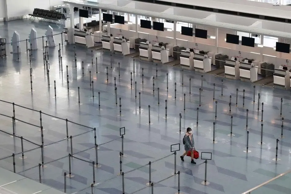 Aeroporto a Tokyo (foto Ansa/Epa)