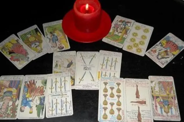Cartomanzia e riti magici per raggirare la vittima della truffa