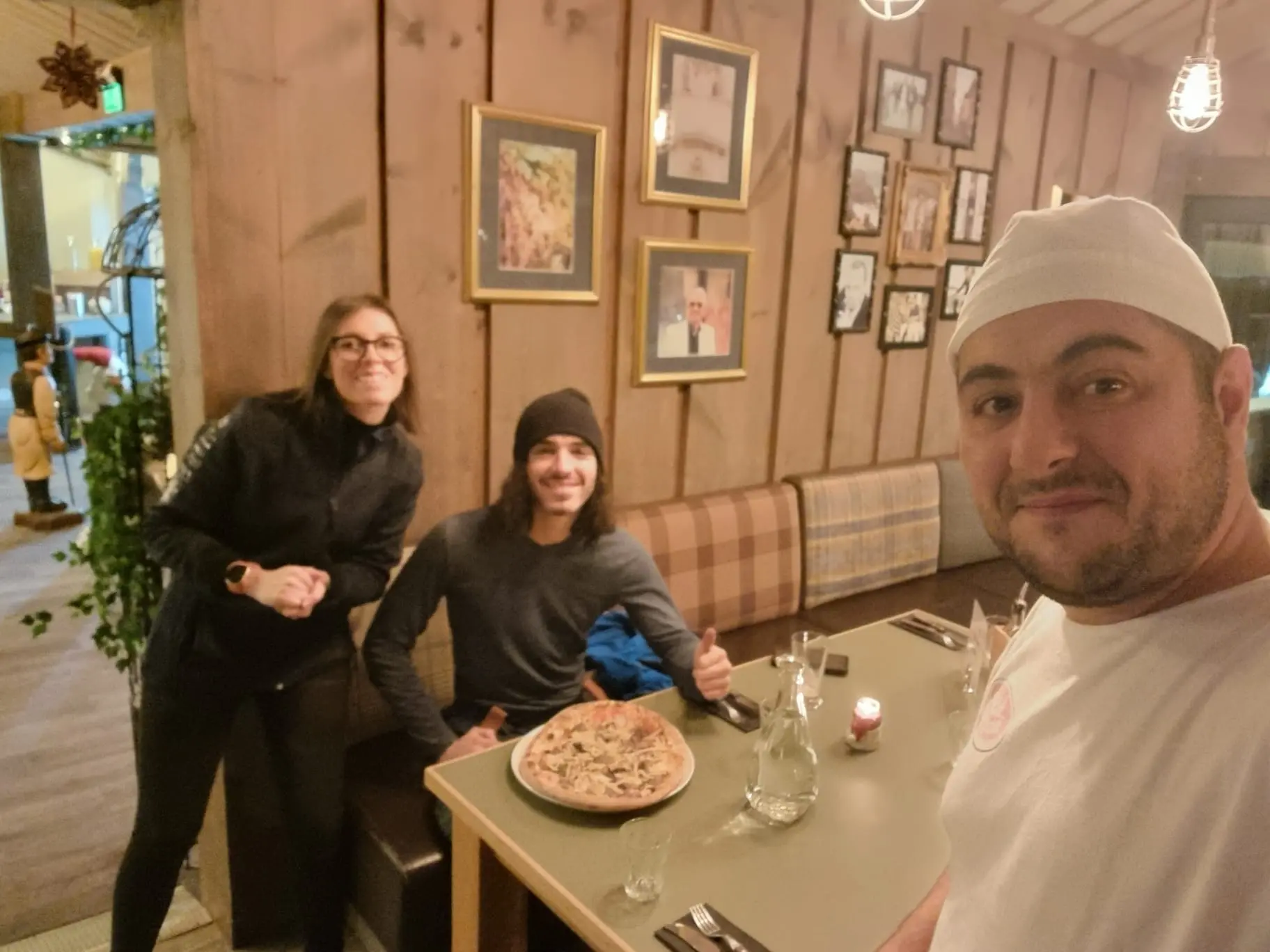 Murgia (al centro) ospite nella pizzeria “Casa Nostra“ a Gol, insieme ai conterranei Danilo Dettori ed Erika Sechi (Onano)