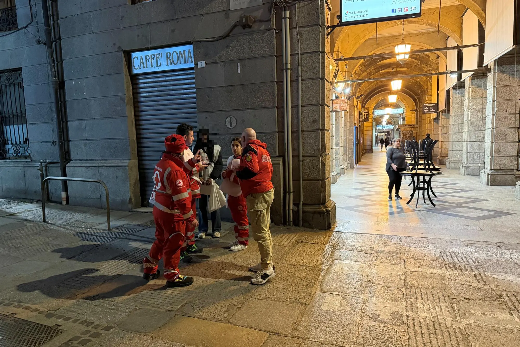 Operatori della Croce Rossa in centro a Cagliari