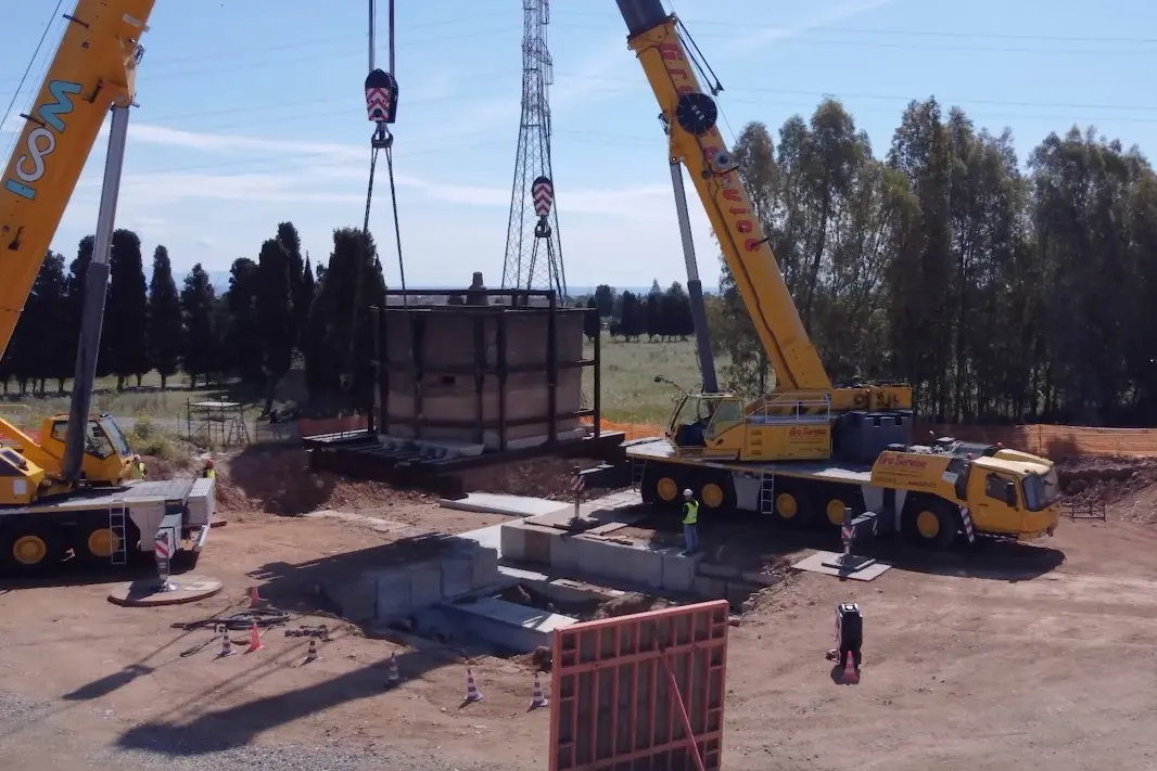 Le operazioni di spostamento del fortino dal tracciato della 195 (Frame da video)