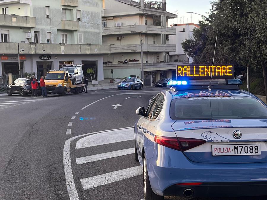 Nuoro, auto fuori controllo: madre e figlio feriti in viale della Resistenza