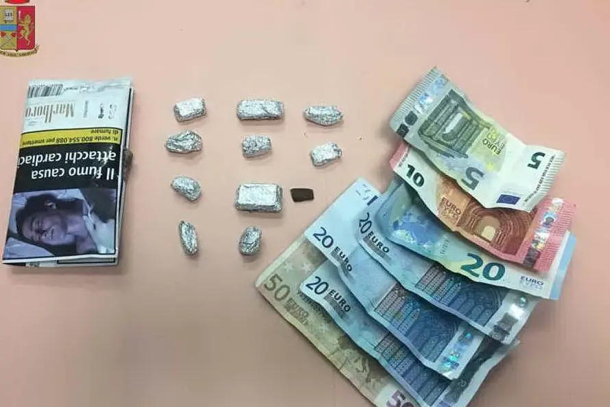 La droga e il denaro sequestrato dalla Squadra mobile