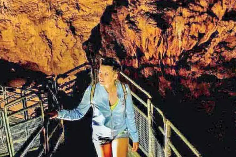 Una turista nelle grotte di “Su Marmuri”, a Ulassai