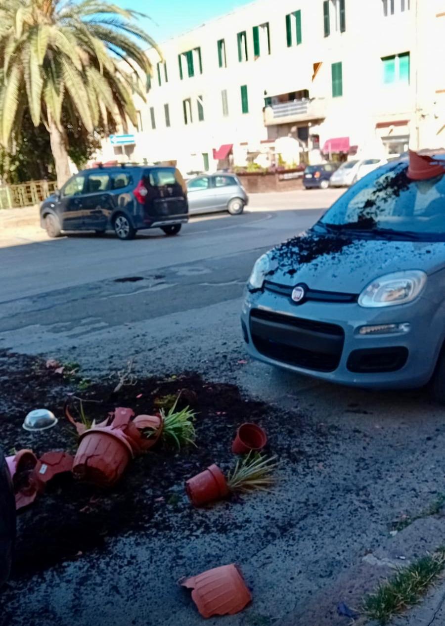 Alghero, piovono vasi in via Tarragona: danneggiata un’auto